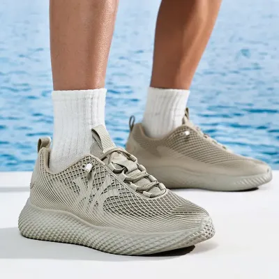 THREE-DIMENSIONAL FLYING WEAVE BREATHABLE SHOES